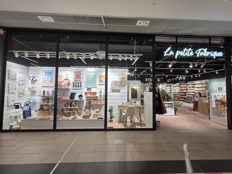 Réalisation d’une vitrine de magasin sur mesure pour La Petite Fabrique à Bordeaux