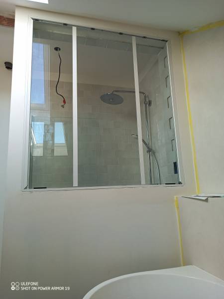 La paroi de douche style verrière par DJM Miroiterie, experts en menuiseries à Bordeaux