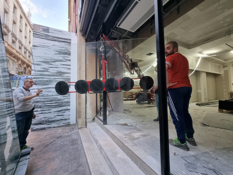 Changement d'un vitrage sur-mesure pour menuiseries sur vos façades de magasins à Bordeaux