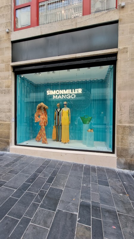 Changement d'un vitrage sur-mesure pour menuiseries sur vos façades de magasins à Bordeaux
