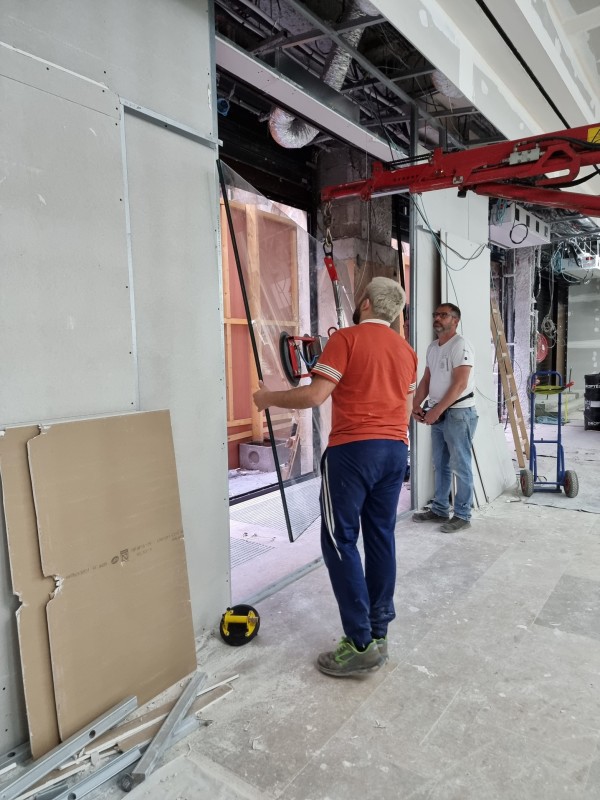 Changement d'un vitrage sur-mesure pour menuiseries sur vos façades de magasins à Bordeaux