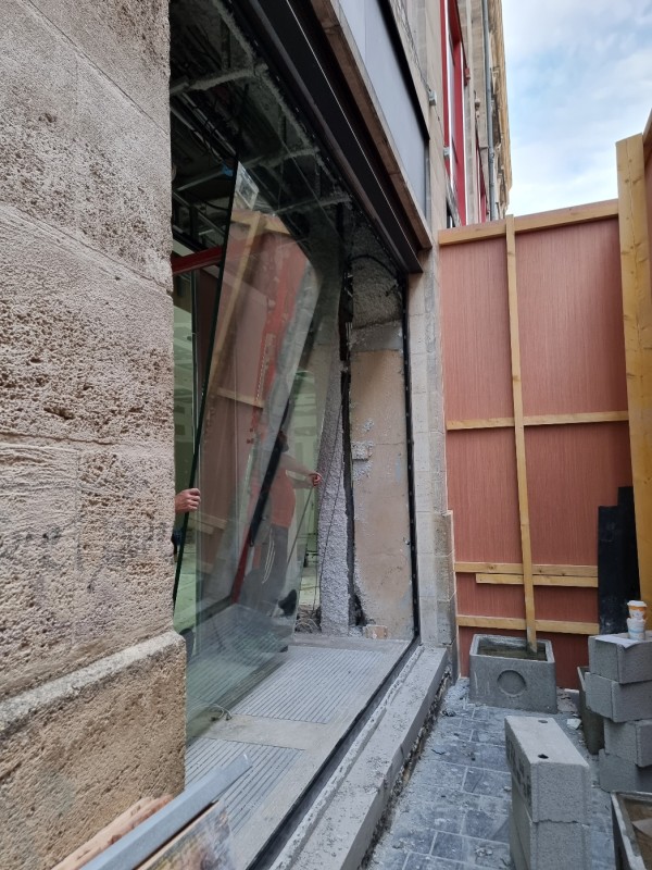 Changement d'un vitrage sur-mesure pour menuiseries sur vos façades de magasins à Bordeaux